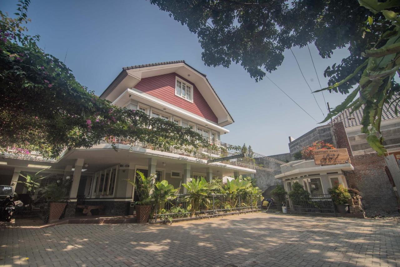 Front One Boutique Baluran Malang Hotel Exterior photo