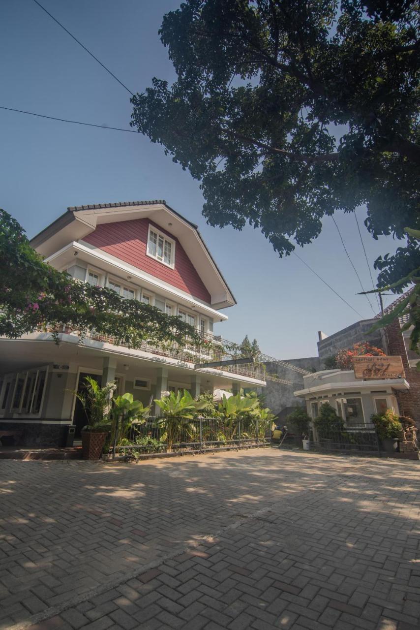 Front One Boutique Baluran Malang Hotel Exterior photo